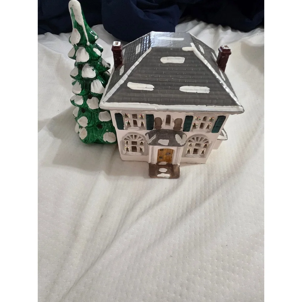 Vintage 1984 Dept 56 Snowhouse Series Ceramic Christmas Village House with Tree‎